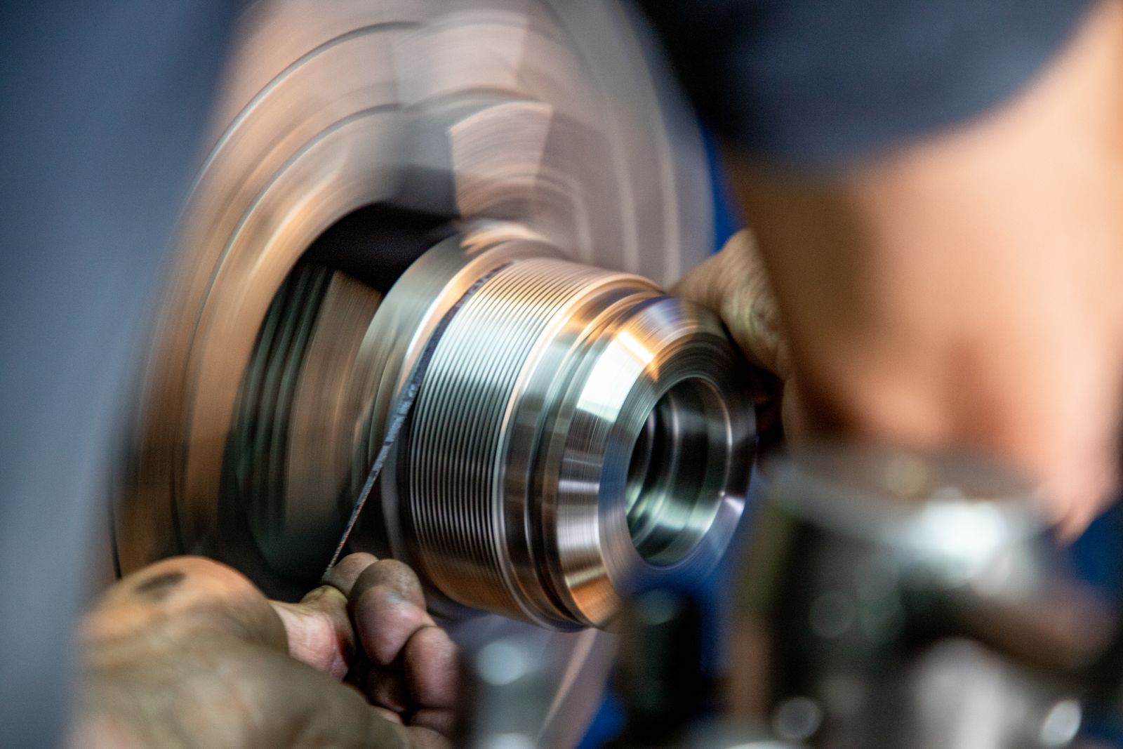 Rotierende gedrehte Metallbuchse mit Feingewinde in der Drehmaschine