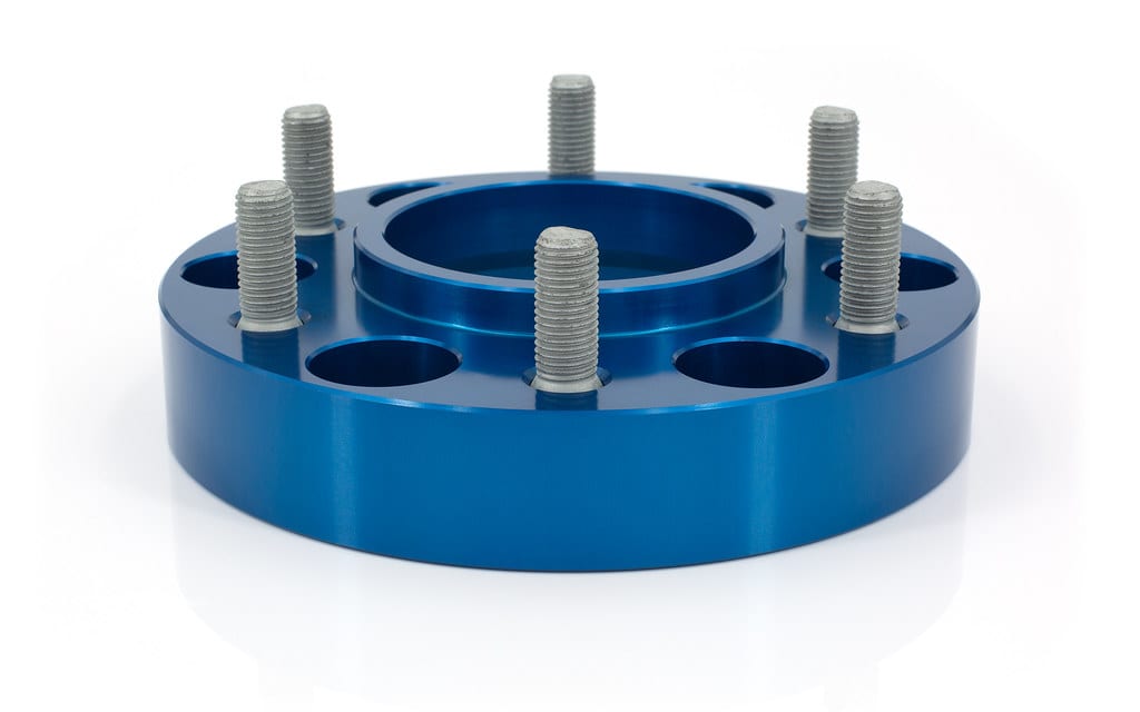 Blau eloxiertes, CNC-gefrästes Aluminiumteil mit eingepressten Stehbolzen