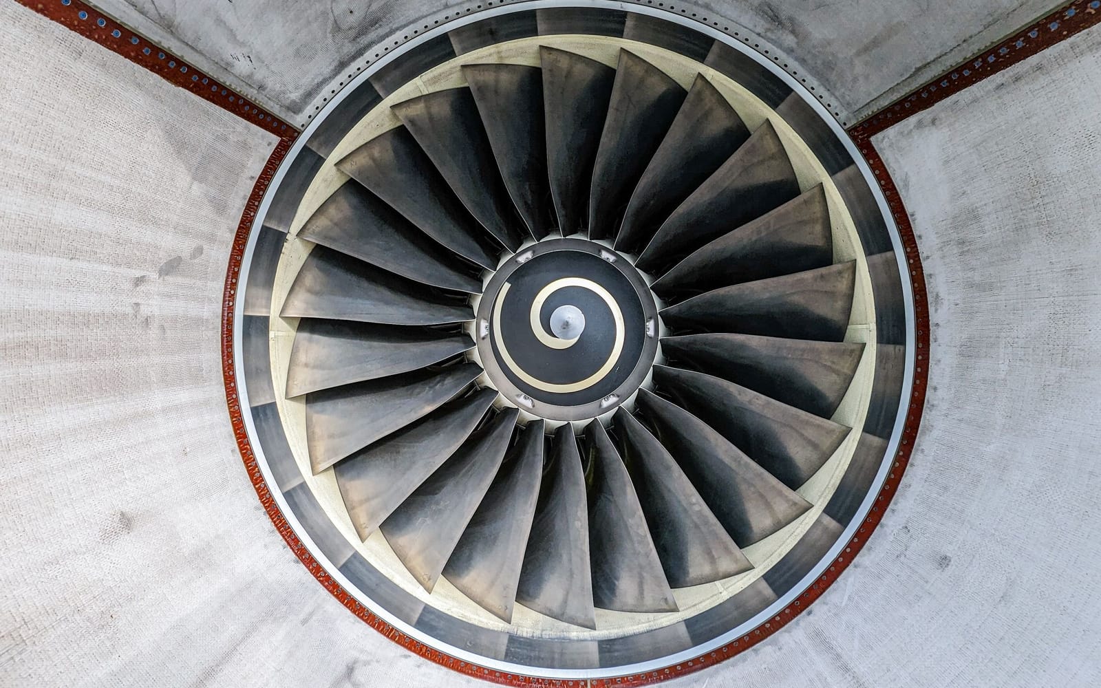 Fan-Schaufeln eines Flugzeugtriebwerks, von vorn fotografiert