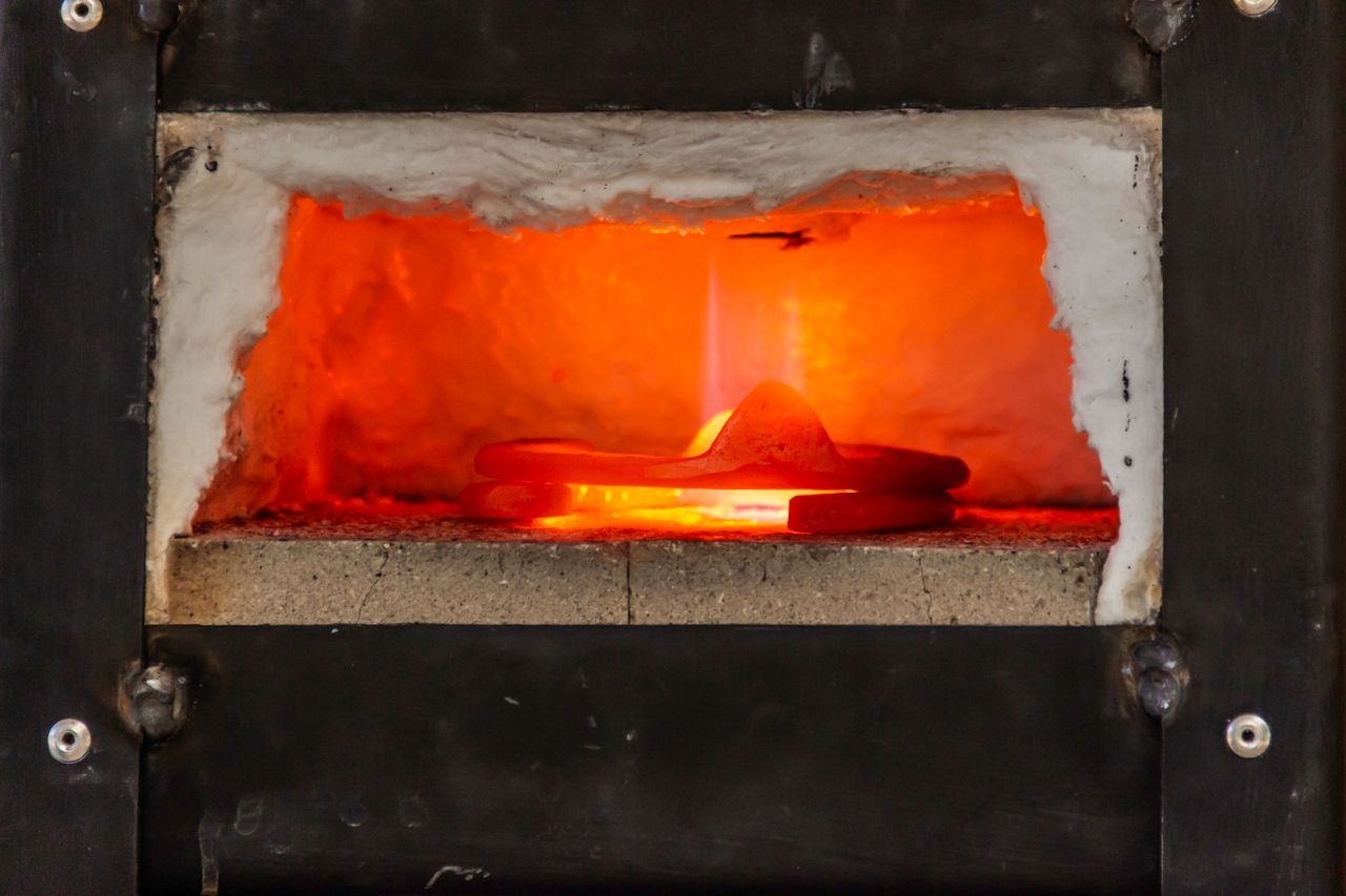 Glühend heißes Stahlbauteil bei der Wärmebehandlung in einem Industrieofen