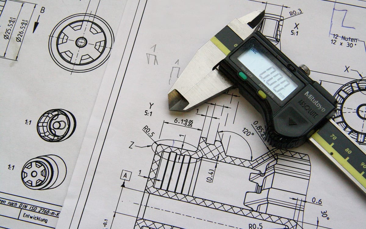 Technische Zeichnung mit Bemaßung und Messschieber
